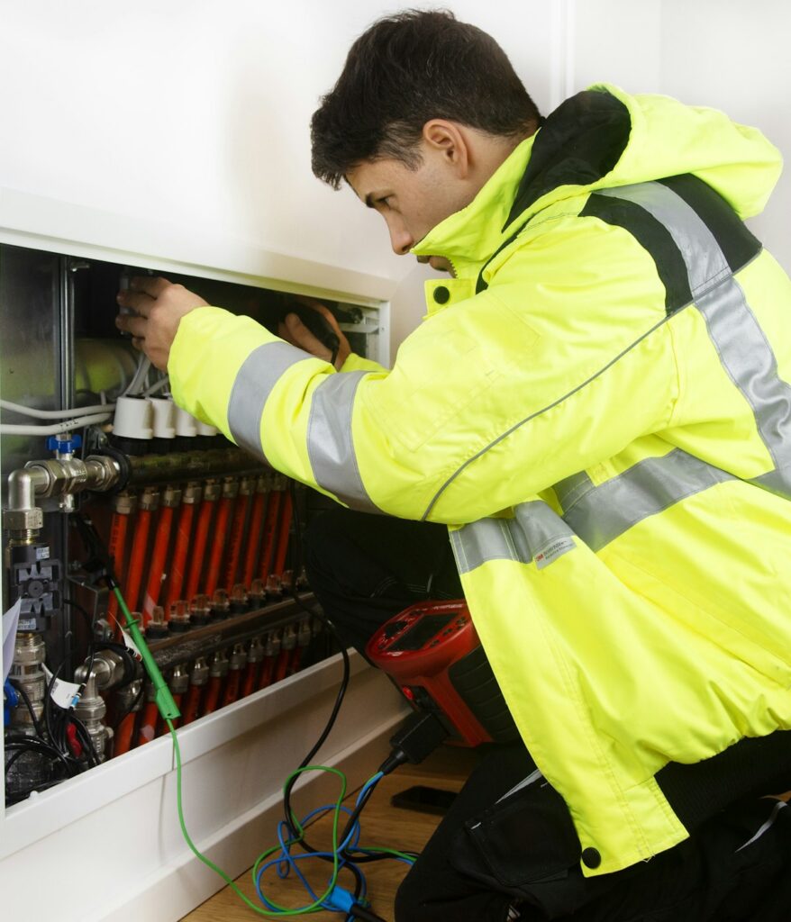 Vakman van Heating Company Lommel aan het werk