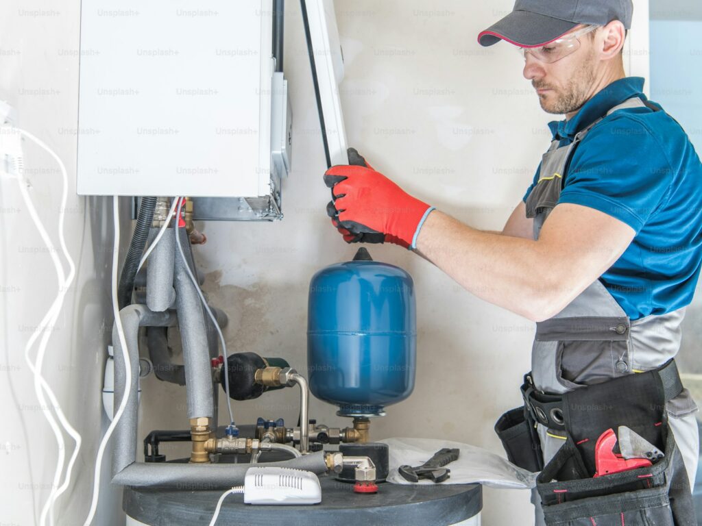 Verwarmingstechnicus installeert centrale gasverwarming
